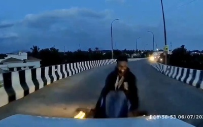 Xe máy đâm trực diện ô tô, nam thanh niên văng lên không trung