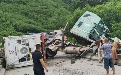 Xe container lật nghiêng, Quốc lộ 12A ùn tắc nhiều giờ