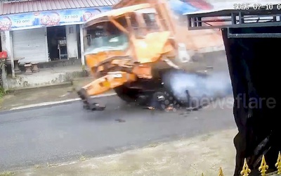 Xe trộn xi măng mất lái đâm vào hàng loạt nhà dân, 4 người tử vong