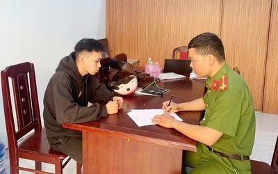 Vờ mua vé số, nam thanh niên giật dây chuyền của cụ bà 83 tuổi