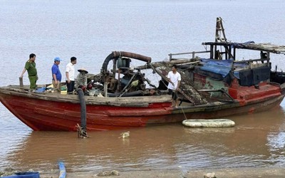 Bắt quả tang 2 người khai thác cát trái phép và 1.400m3 cát có dấu hiệu vi phạm