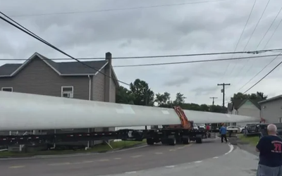 Sự cố hy hữu khi cánh turbine điện gió “mắc kẹt” ở nơi không ngờ