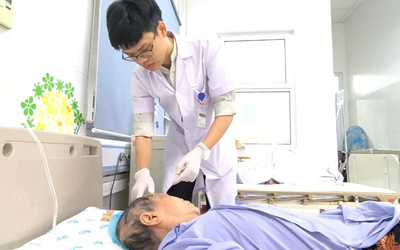 Bị zona không điều trị sớm, cụ bà 78 tuổi hoại tử gần nửa da đầu