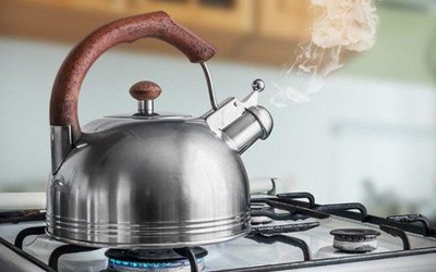 Đang ngủ, người đàn ông bất ngờ bị vợ dội nước sôi lên người