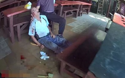 Đang nhổ cỏ, người đàn ông 67 tuổi gặp sự việc đáng sợ