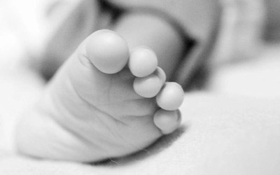 Người phụ nữ uống rượu say, đè con trai 2 tháng tuổi tử vong