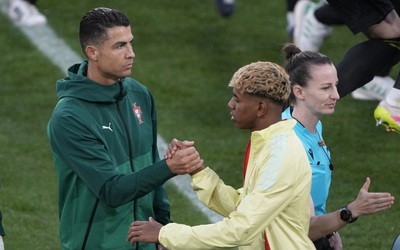 Con trai Ronaldo gây sốc khi khen "thần đồng" bóng đá Tây Ban Nha giỏi hơn bố mình