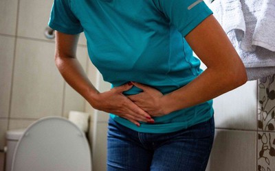Người phụ nữ ở Hà Nội tiểu ra máu vì một số sai lầm phổ biến