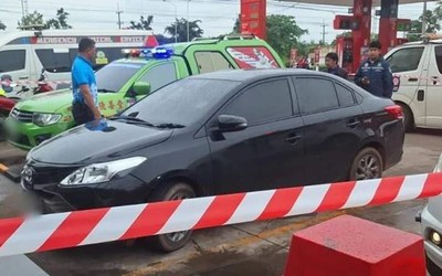 Thấy chiếc xe nổ máy mãi không chạy, người dân kiểm tra thì sốc nặng