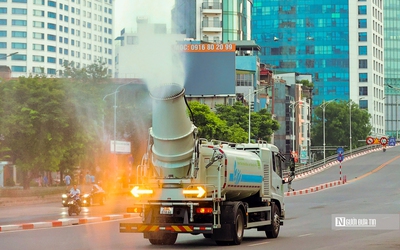 Tận mắt thấy "pháo xa sương mù" dập bụi ở Hà Nội