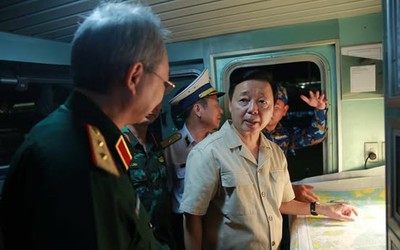 Chạy đua với thời gian cứu hộ vụ đắm tàu du lịch trên Vịnh Hạ Long