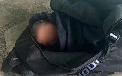 Mở chiếc balo bị bỏ lại trên cầu, người dân "tái mặt" khi phát hiện bí mật bên trong