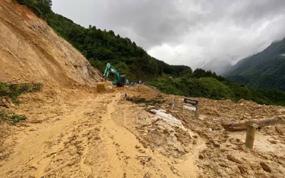 Bản tin 3/7: Đang đi bộ, người vợ chết lặng khi thấy chồng bị đất đá vùi lấp