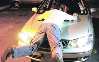 Bắt quả tang vợ ngoại tình, chồng bị húc văng lên nắp capo