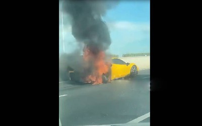 Siêu xe Ferrari bốc cháy ngùn ngụt khi đang chạy trên phố