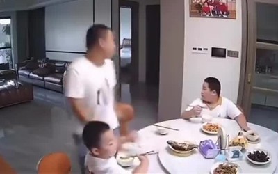 Pha xử lý bất ngờ của cậu bé trong trận động đất khiến cộng đồng mạng bật cười