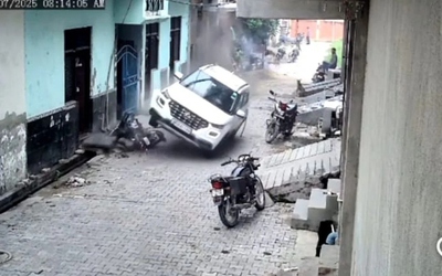 Bé trai điều khiển ô tô đâm hàng loạt xe máy trên phố