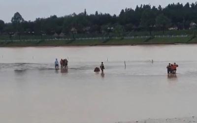 Công an Quảng Ngãi cứu sống 2 anh em suýt đuối nước trên sông Đăk Bla