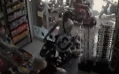 Gây ấn tượng với gái xinh, thanh niên rồ ga khiến xe lao vào hiệu thuốc
