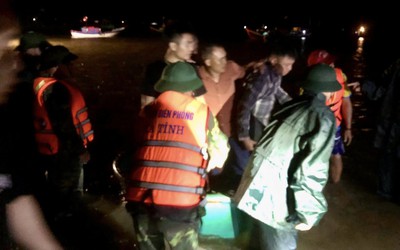Hà Tĩnh: Kịp thời cứu hộ, đưa 34 người trên tàu chìm vào bờ an toàn