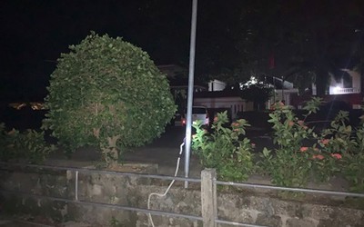Chơi ở sân bóng, bé gái bị điện giật tử vong