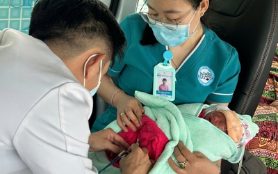 Khen thưởng ekip vượt 100km cấp cứu thành công cho em bé sinh non người Lào