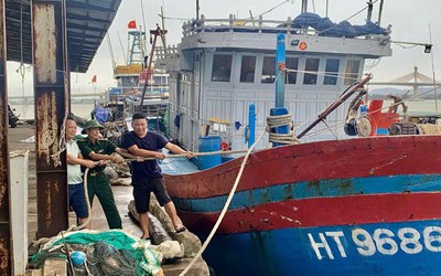 Hà Tĩnh: 2 người mất tích, 58 tàu cá bị sóng đánh chìm trước cơn bão số 3