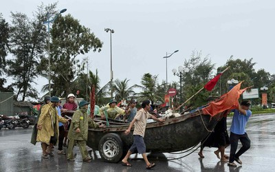 Hỗ trợ ngư dân đưa thuyền lên bờ, kiểm tra, túc trực phòng chống bão số 3