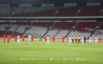 Xúc động khoảnh khắc U23 Việt Nam và U23 Campuchia dành phút tưởng niệm các nạn nhân vụ lật tàu ở Quảng Ninh