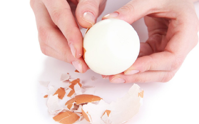 Luộc trứng thả thêm thứ này vào nồi, trứng dễ bóc vỏ lại vàng ươm bắt mắt