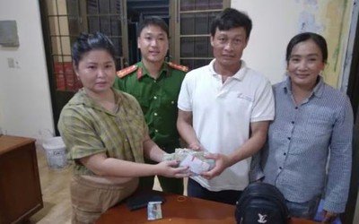 Trên đường đi làm, hai vợ chồng nhặt được ba lô chứa nhiều tiền mặt