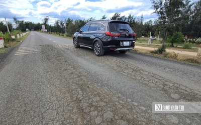 Du khách “méo mặt” vì đường vào Di tích Quốc gia đặc biệt Gành Đá Đĩa xuống cấp