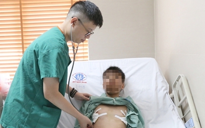 Bé trai 12 tuổi tự ti vì lồng ngực nhô cao như "ức gà"