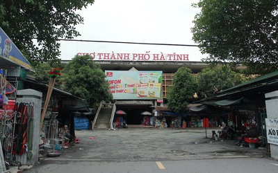 Kinh doanh gặp khó khăn, hàng chục ki-ốt tại chợ lớn nhất Hà Tĩnh bỏ trống