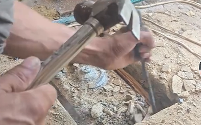 Phát hiện két sắt bí ẩn dưới sàn nhà vợ chồng trẻ "sốc nặng" khi nhìn thấy thứ bên trong