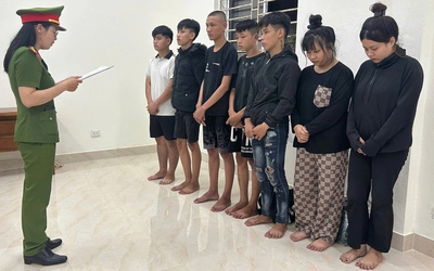 Khởi tố nhóm đối tượng truy sát đối thủ trong đêm khiến 1 người tử vong