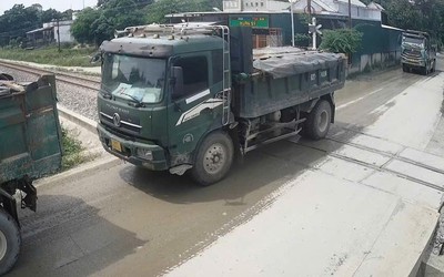 Xe tải nối đuôi dừng trên đường sắt, nguy cơ tai nạn rình rập ở Đà Nẵng