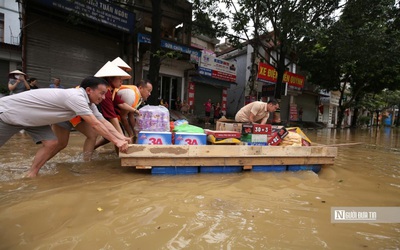 Bão lũ và tình người