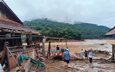 Lũ lụt lịch sử ở Nghệ An: Người dân bật khóc bới bùn tìm lại tài sản bị vùi lấp