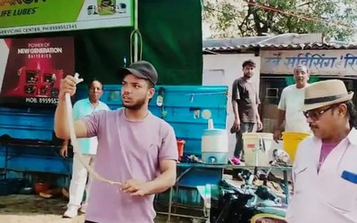 Mang xe máy đi bảo dưỡng, nam sinh viên phát hiện "bí mật" đáng sợ