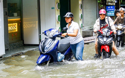 Hà Nội: Loạt phương chết máy sau trận mưa lớn