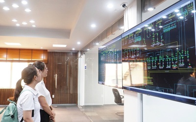 Có ngày cao điểm, nhu cầu điện tăng cao bằng công suất hai nhà máy thủy điện lớn cộng lại