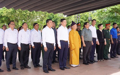 Thủ tướng thăm Mẹ Việt Nam Anh hùng và dâng hương tưởng niệm tại các “địa chỉ đỏ” ở Quảng Trị