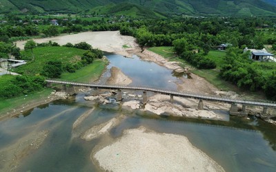 "Nín thở" đi qua những cây cầu chờ sập