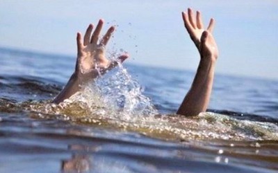 Ngã vào bể nước vì mải chạy theo quả bóng, bé trai 7 tuổi tử vong