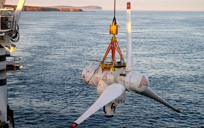 Chiếc turbine cần mẫn chạy dưới chân sóng