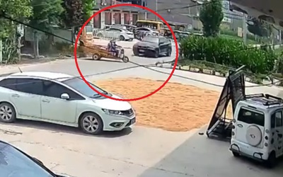 Ô tô tông trúng xe ba bánh khiến 2 người văng xuống đường