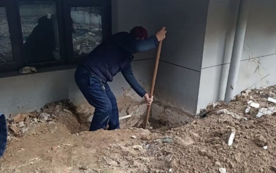 Người phụ nữ phát hiện ra thứ đáng sợ chôn dưới ngôi nhà mới mua