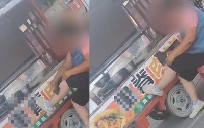 Ngồi bán hàng rong ven đường, người phụ nữ có hành động gây sốc