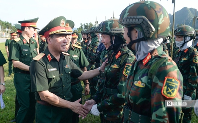 Trung tướng Trương Thiên Tô động viên cán bộ, chiến sĩ A80 tại thao trường